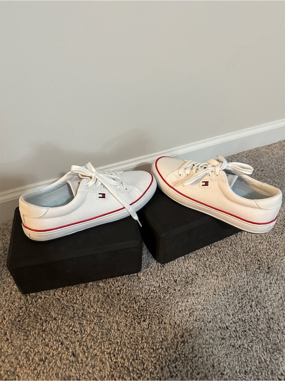 Like new Tommy Hilfiger White Canvas Low-Top Sneakers with Red Stripe
